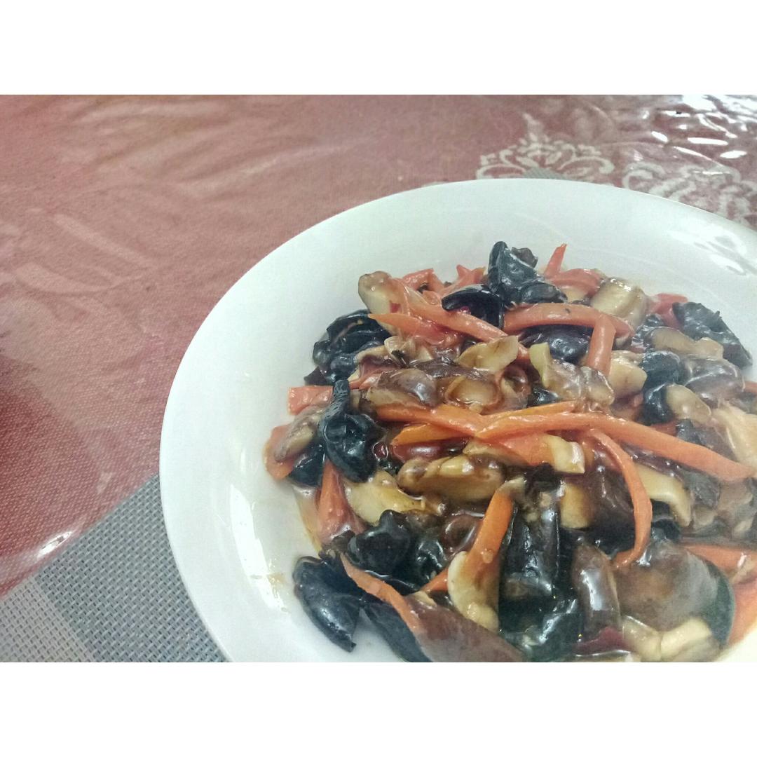 胡萝卜香菇炒木耳