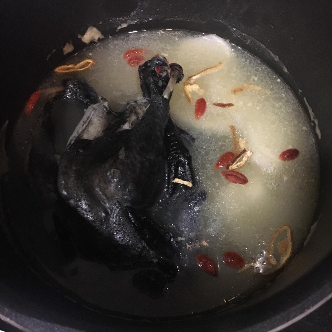 枸杞红枣乌鸡汤