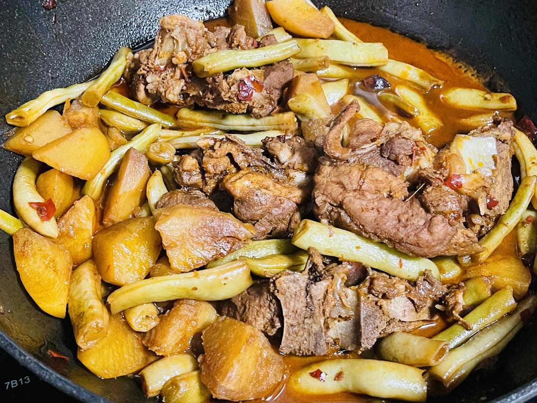 豆角土豆炖带骨肉的做法