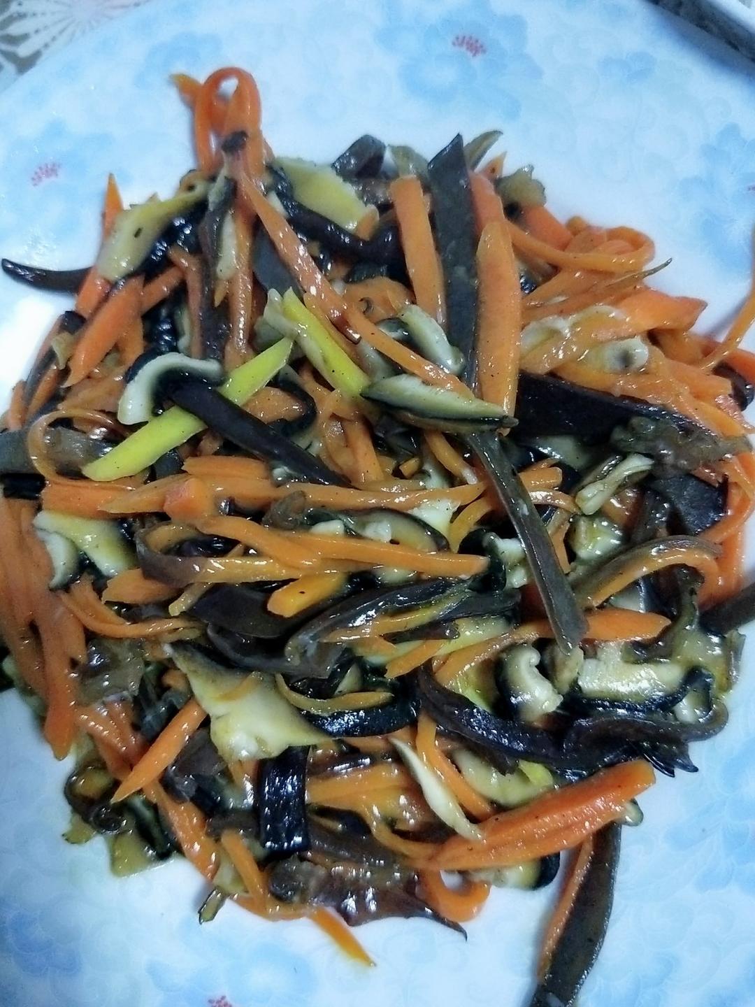 胡萝卜香菇炒木耳