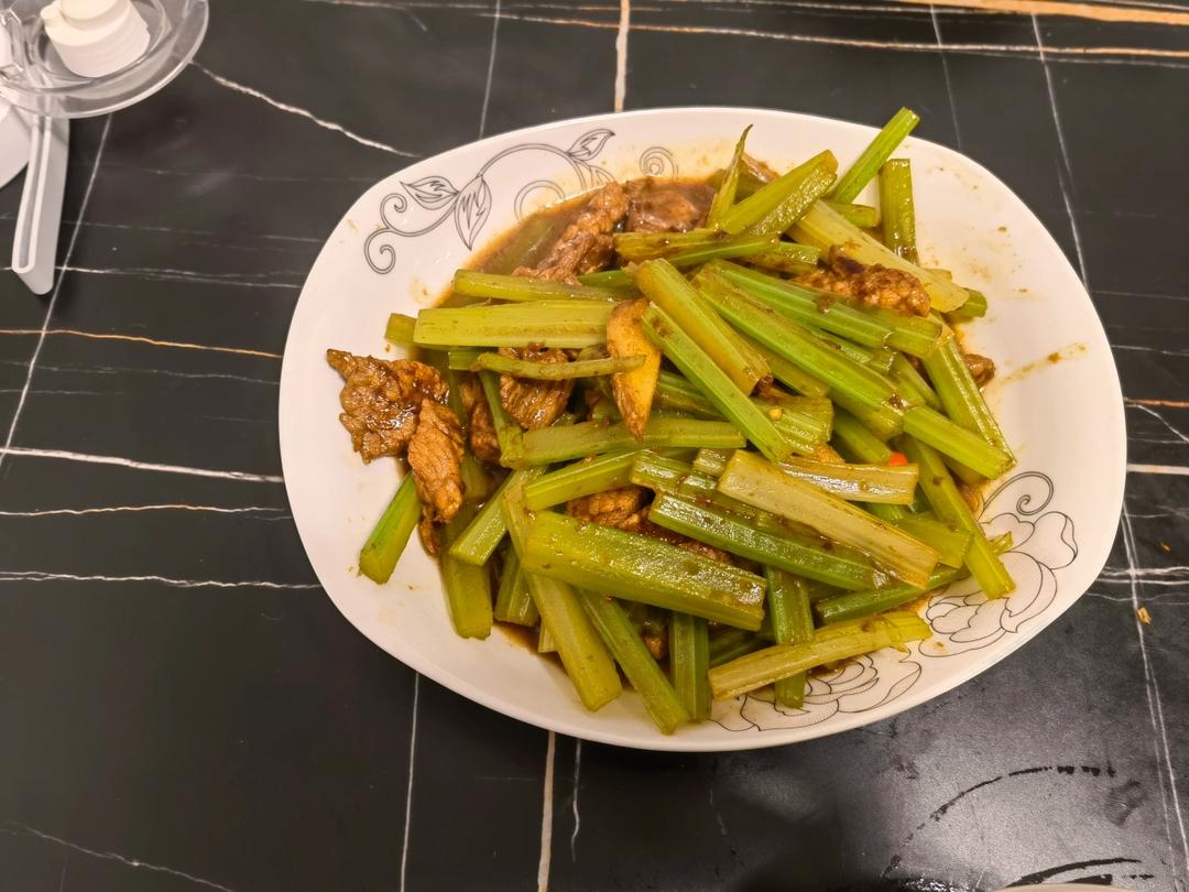 有点费米饭的芹菜炒肉