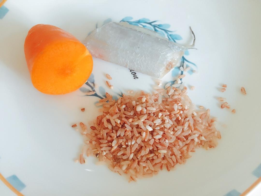 婴儿辅食：甘荀鱼香红米粥的做法