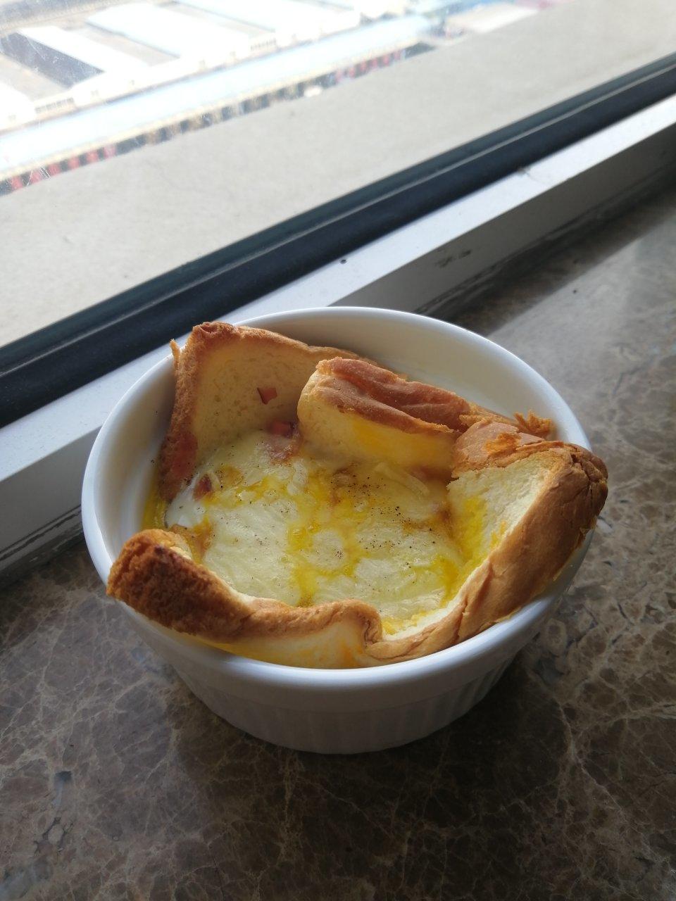 鸡蛋吐司杯盏