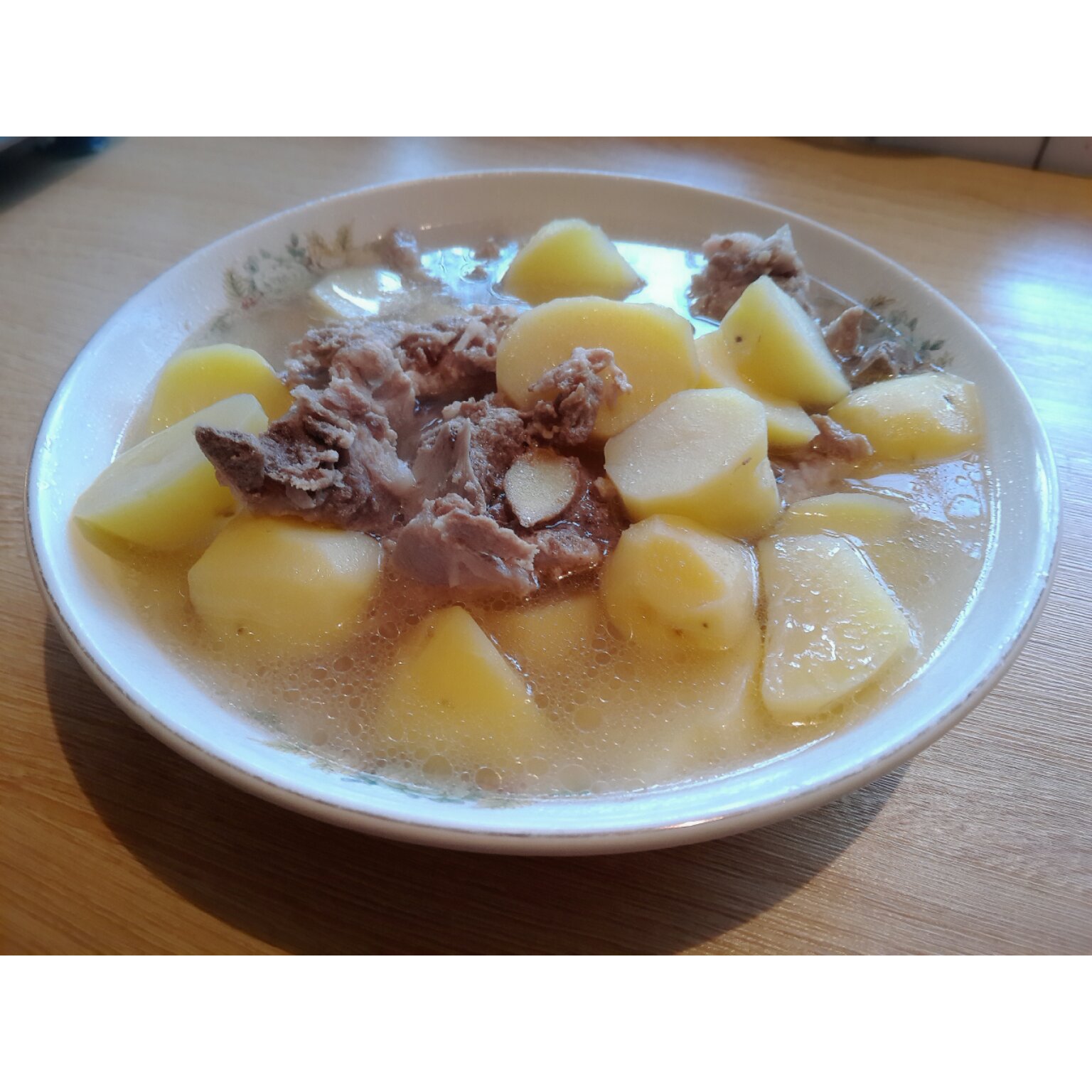 鲜美清淡的土豆炖排骨汤