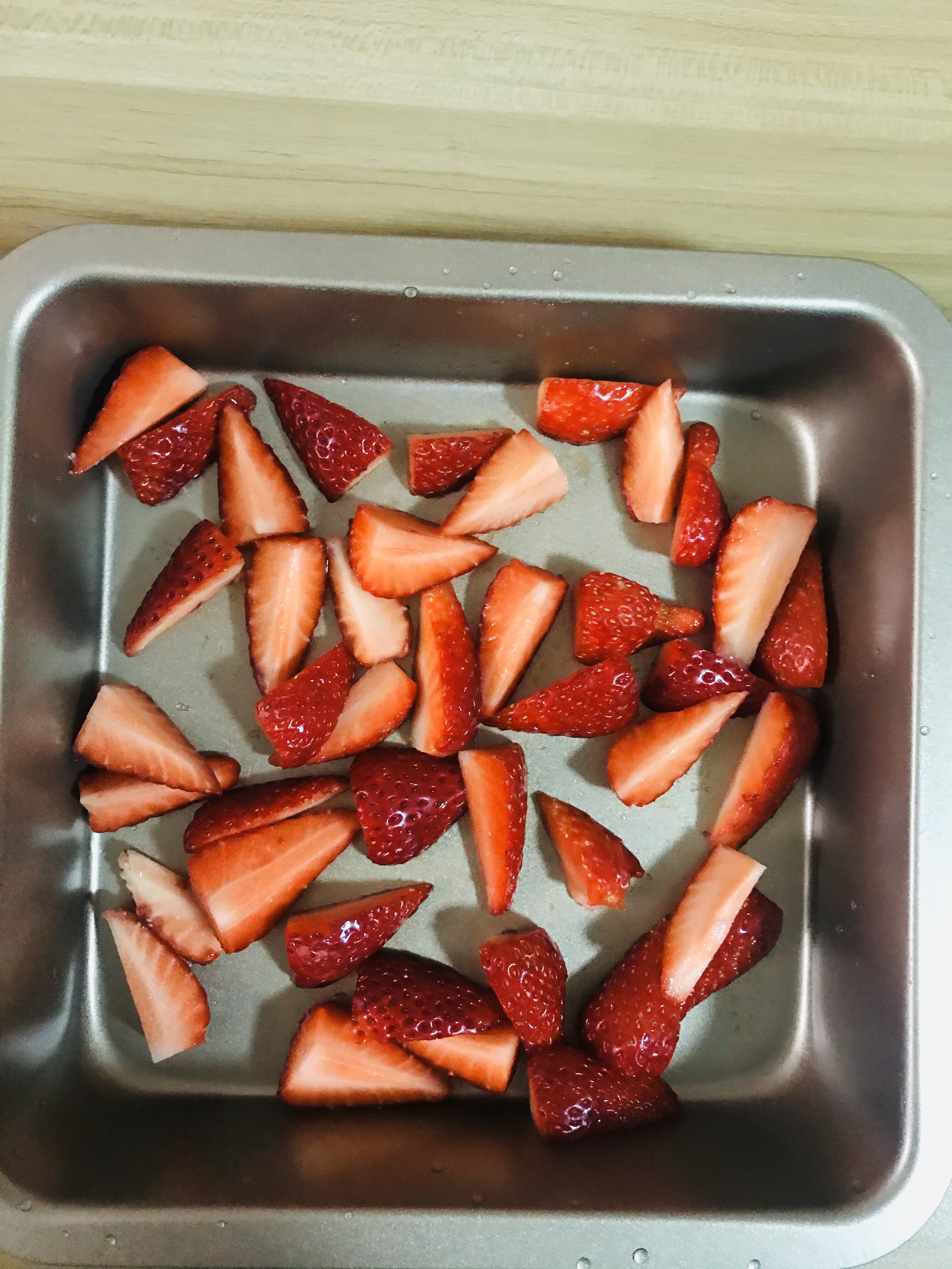 凉凉的草莓🍓果冻双皮奶口感果冻超简单的做法 步骤1