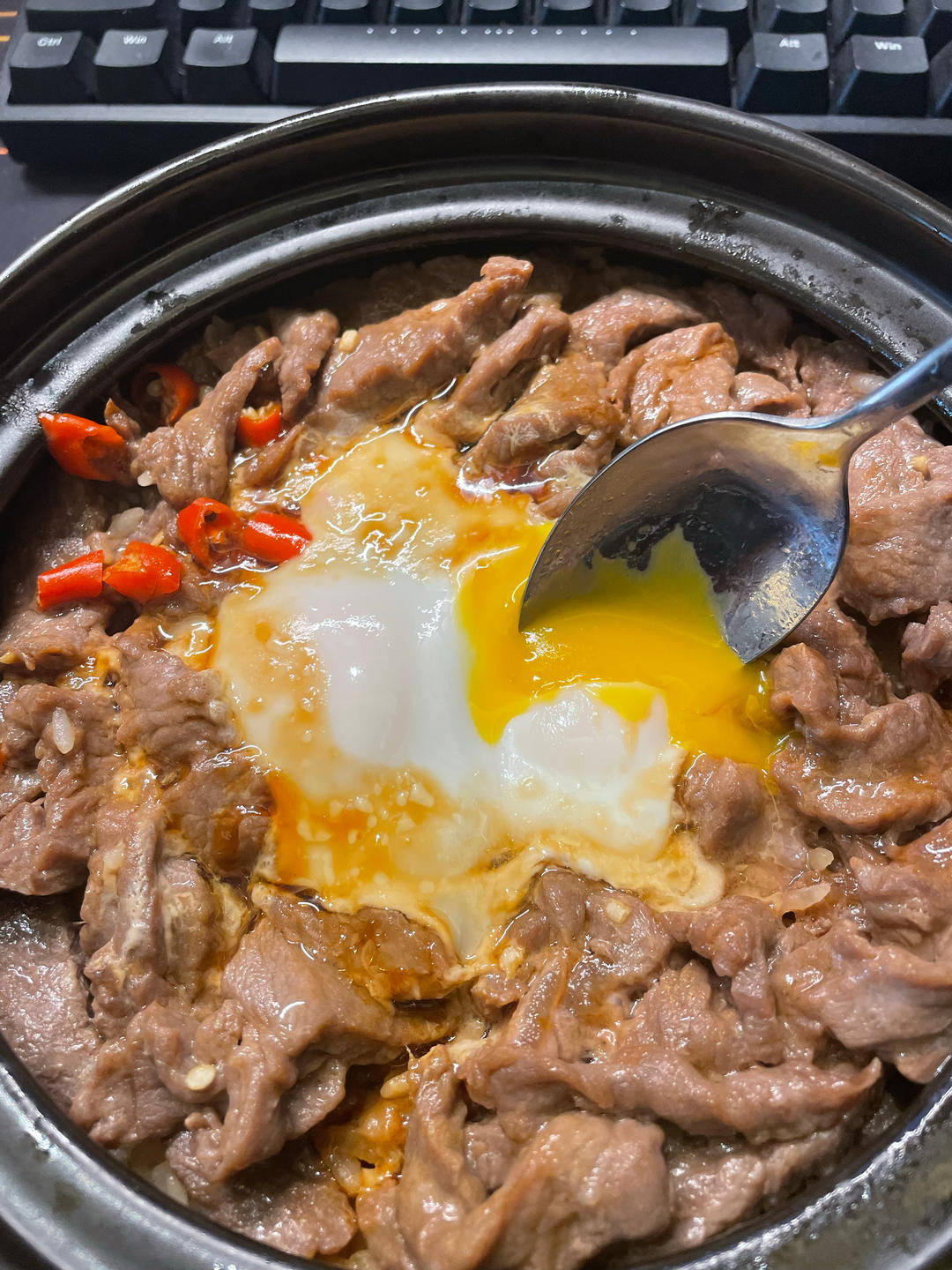 广式牛肉窝蛋煲仔饭