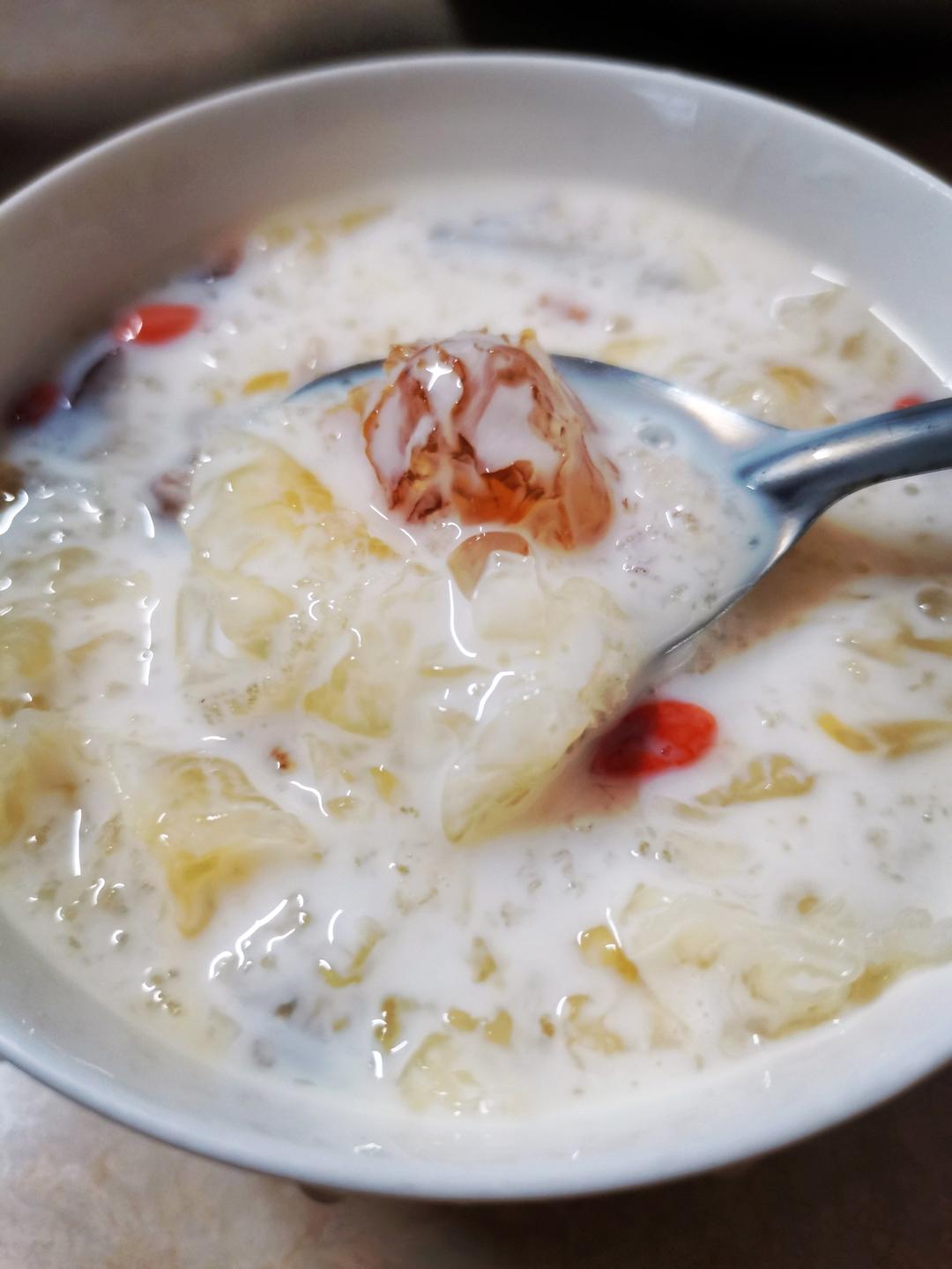 《桃胶皂角米雪燕银耳牛奶羹》据说一碗等于敷30片面膜的功效