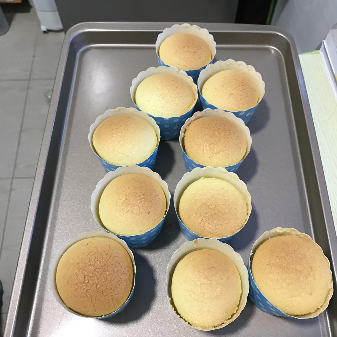 软绵绵戚风纸杯蛋糕