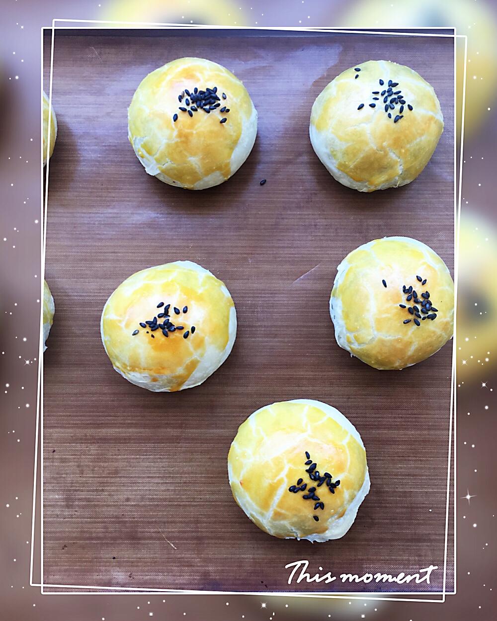 蛋黄酥 Danhuangsu