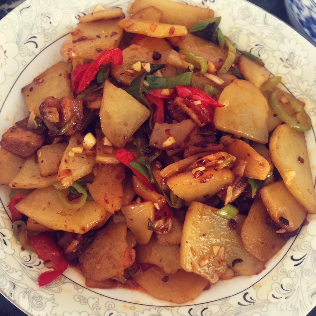 五花肉干煸土豆片