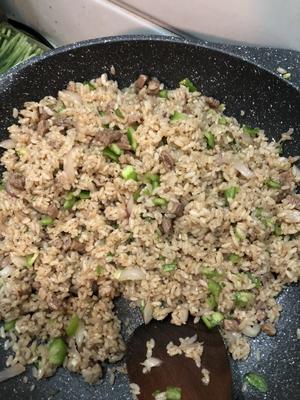 快手菜～黑胡椒牛肉炒饭的做法 步骤8