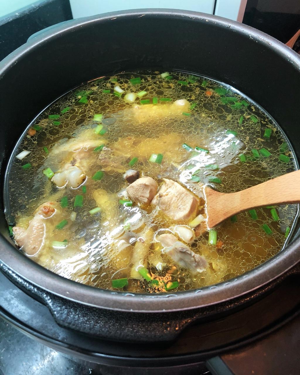 ss沙沙ss做的煲靓汤 老母鸡汤