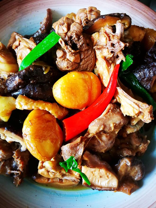 香菇板栗焖鸡（可以吃下2碗饭，春季长身体最佳配饭菜）的做法