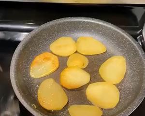 喷喷香的蒜煎土豆的做法 步骤5