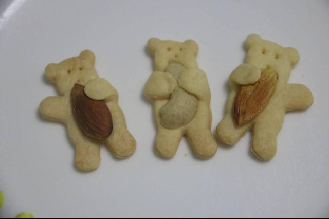 抱杏仁的小熊（造型饼干）