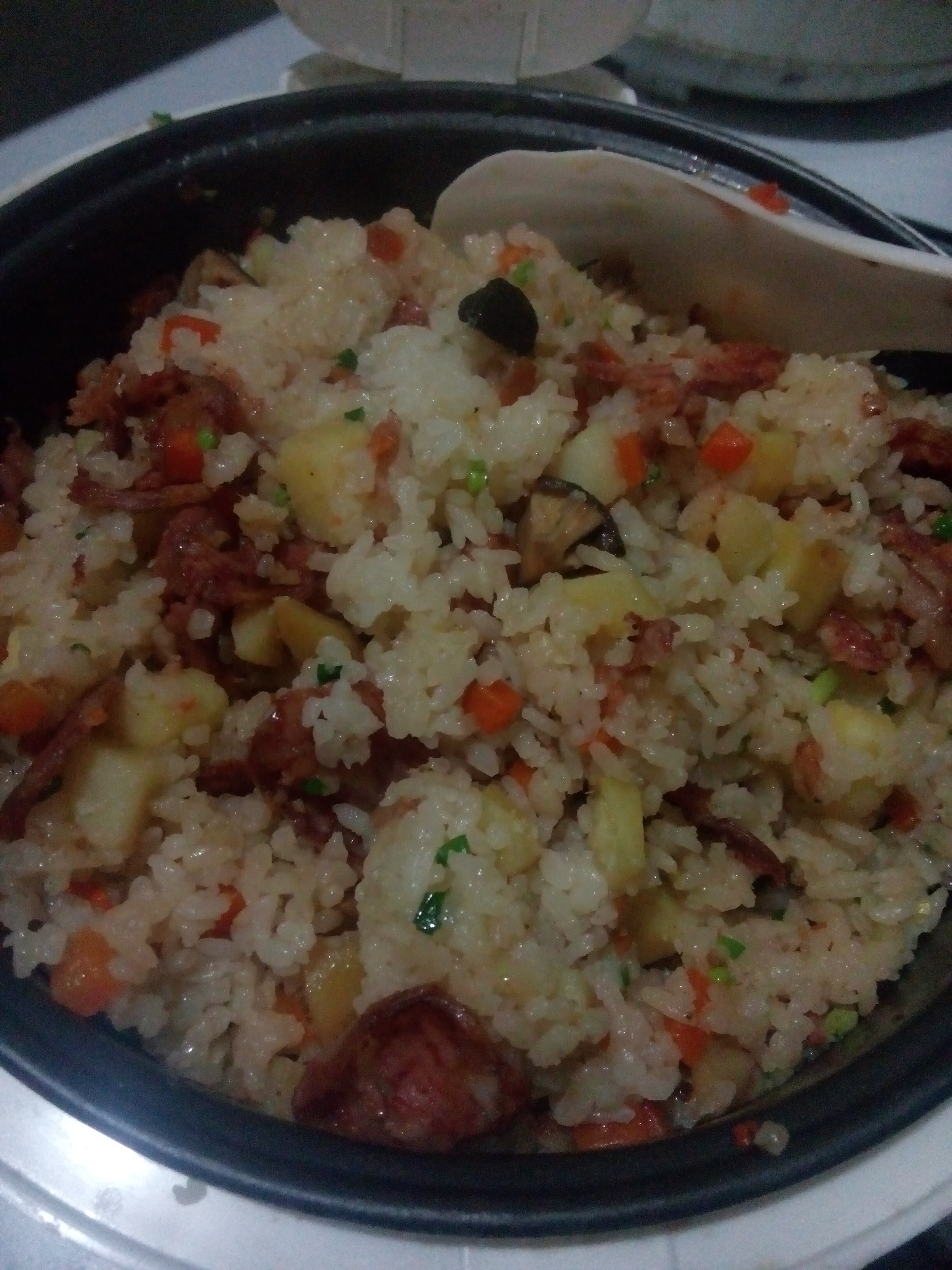 腊肠土豆焖饭
