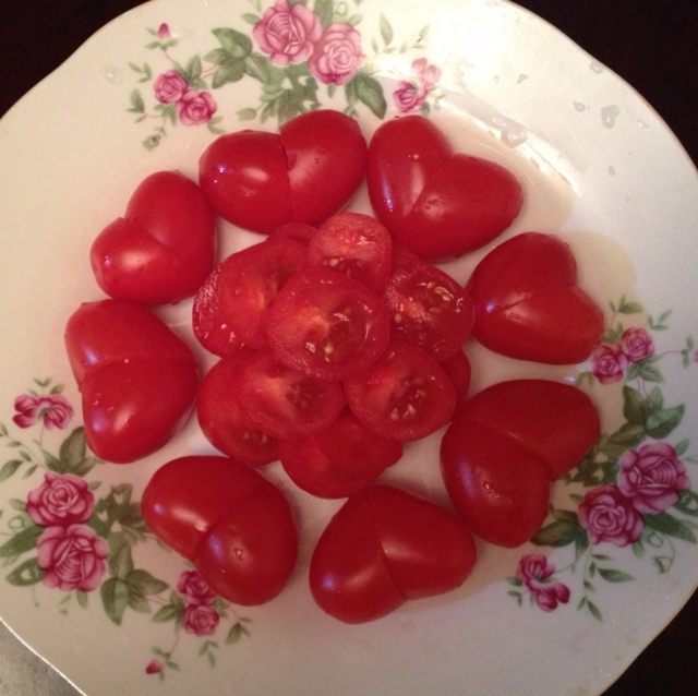 在10秒内把小西红柿切成心形