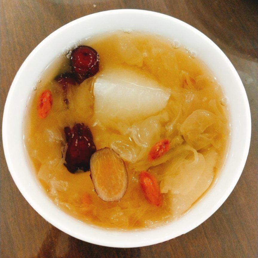冰糖银耳红枣汤