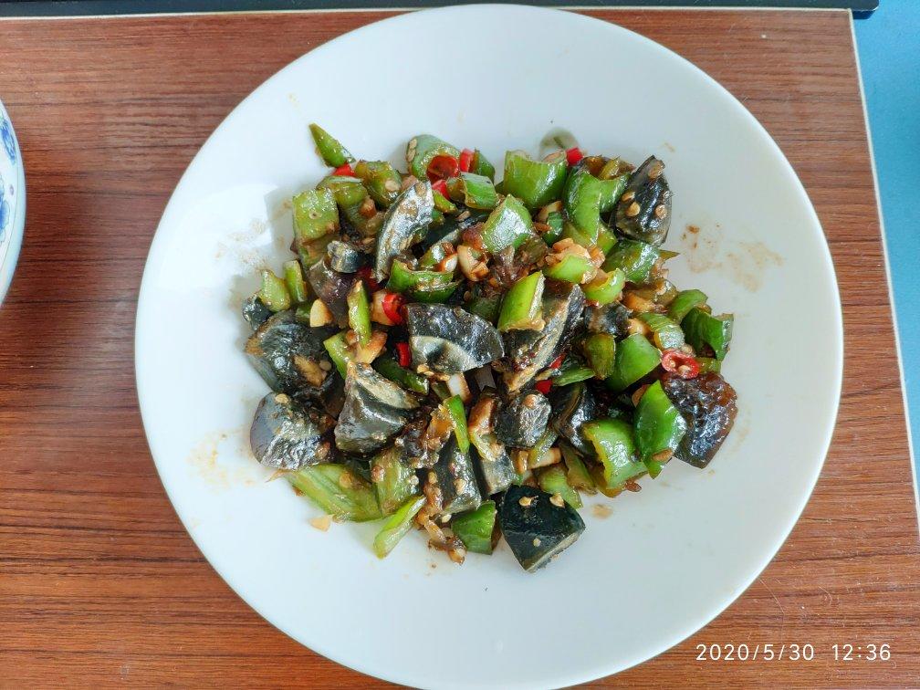 一份裹着青椒蒜末香的皮蛋，吃的连渣都不剩的青椒炒皮蛋