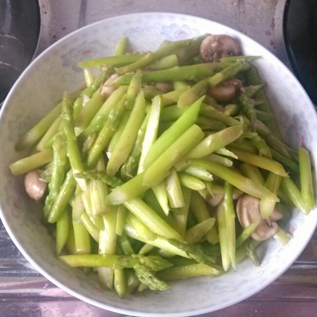 芦笋炒蘑菇