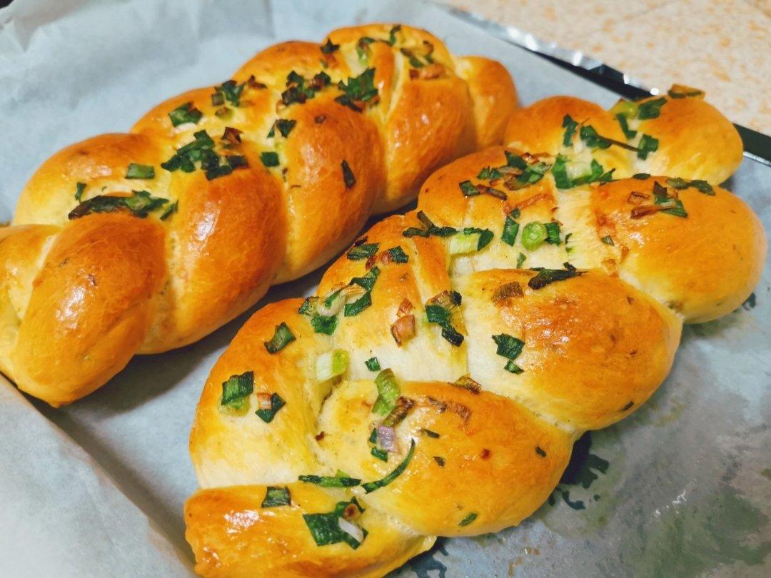 香葱肉松辫子面包