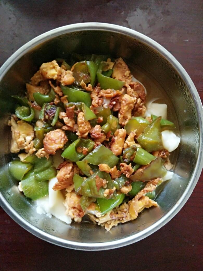 手工面条（青椒鸡蛋卤）的做法