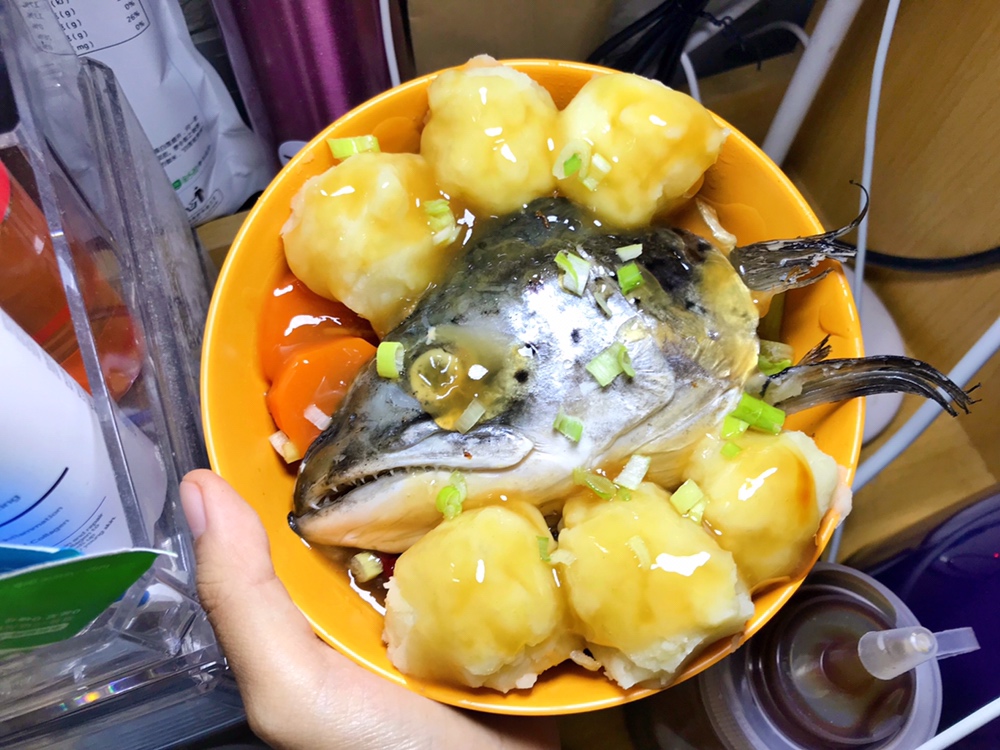 砂锅三文鱼头，这样就可以做《中餐厅》张亮拿手菜