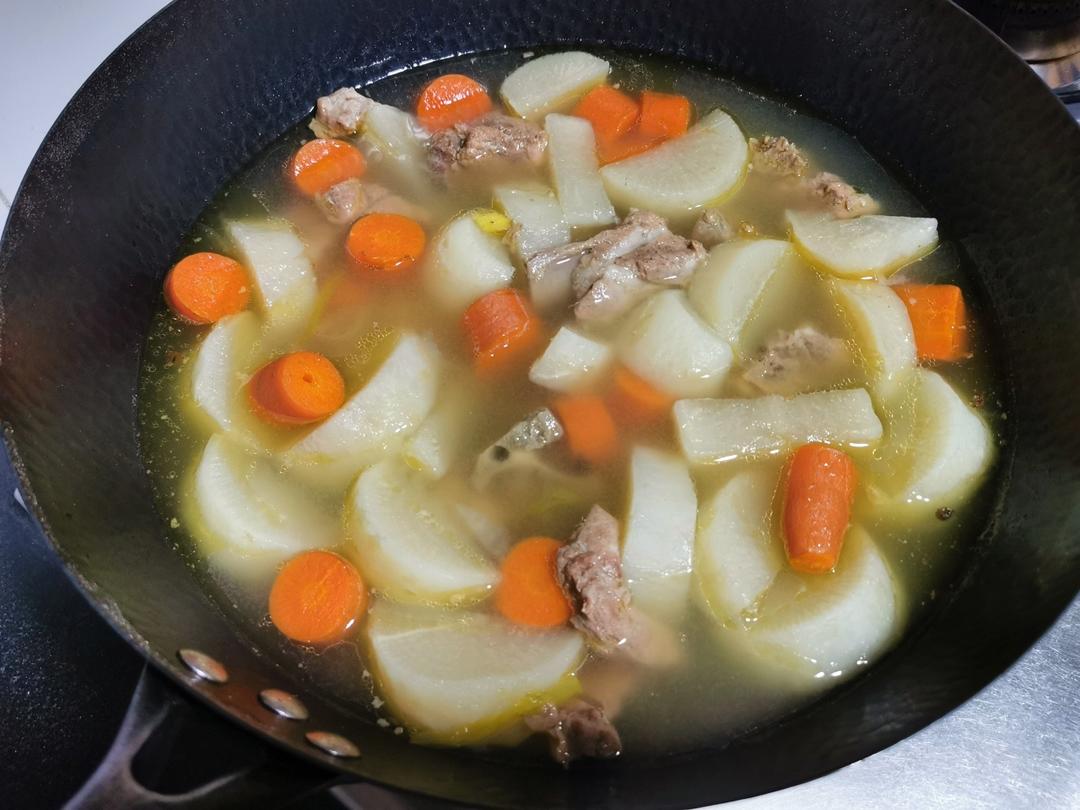 白萝卜排骨汤～～～食材简单但清甜好喝