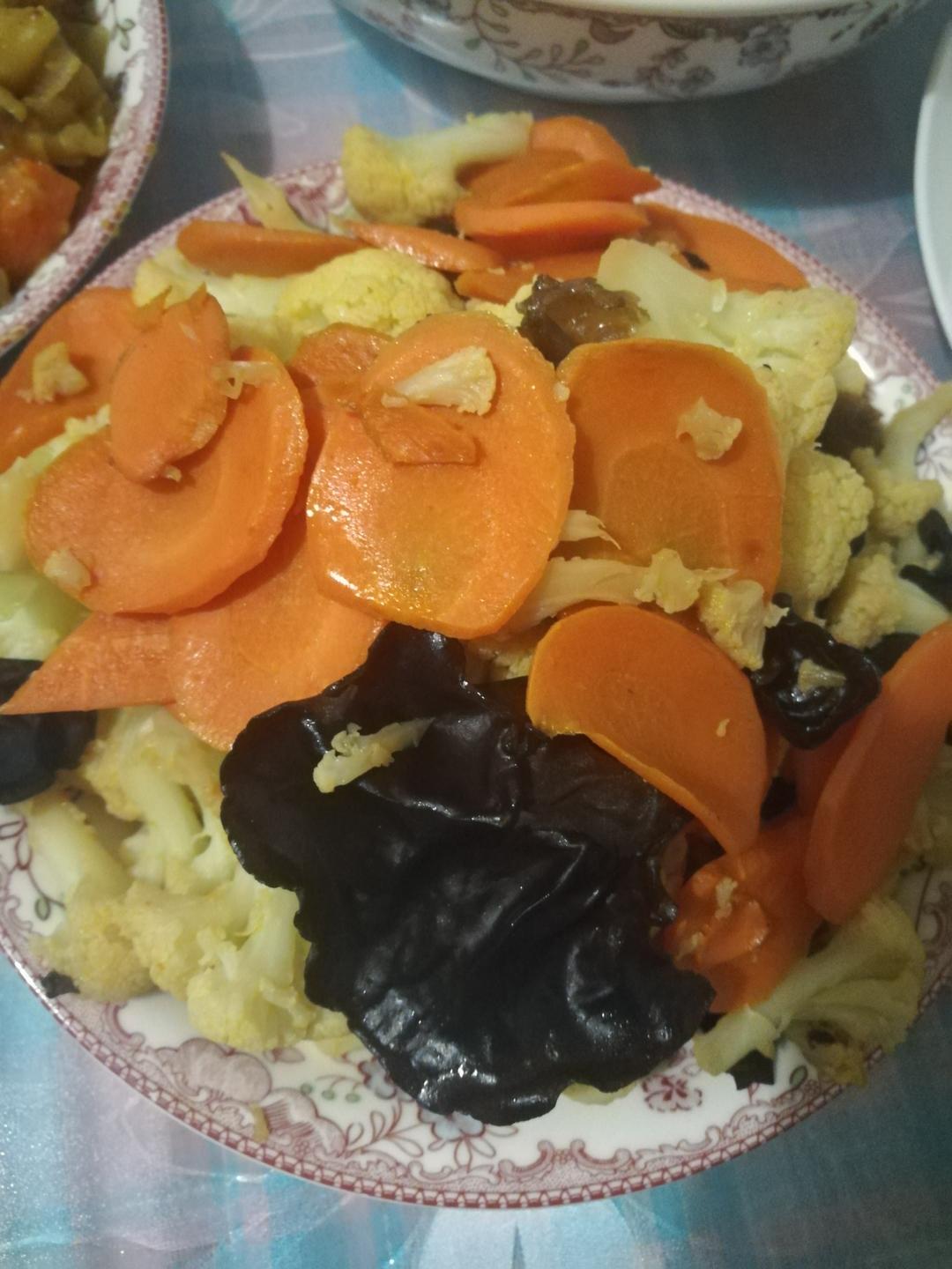 花菜胡萝卜炒木耳的做法