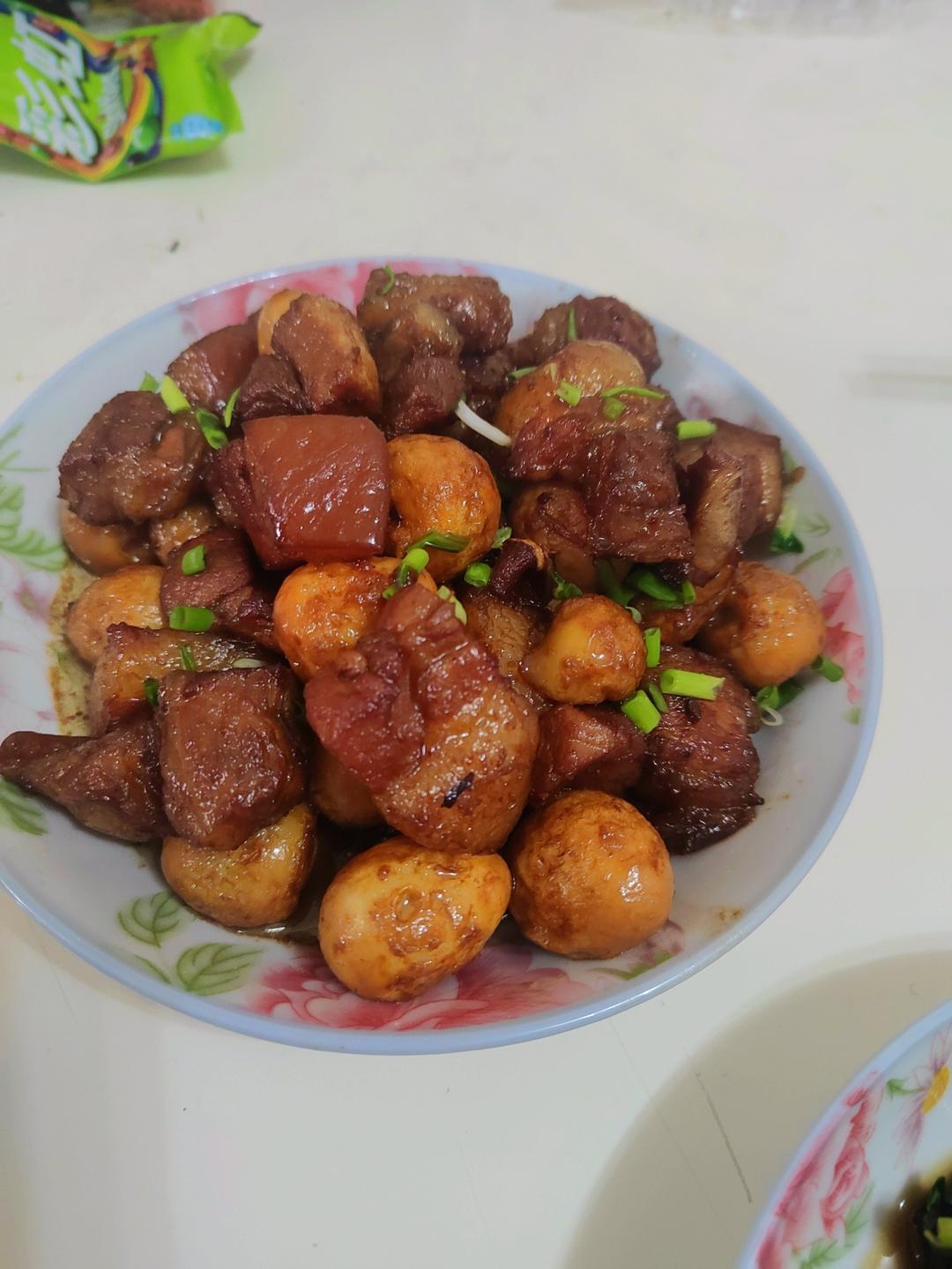 加了鹌鹑蛋后，这盘红烧肉，美味的逆天啦——鹌鹑蛋烧肉（孔瑶食谱）