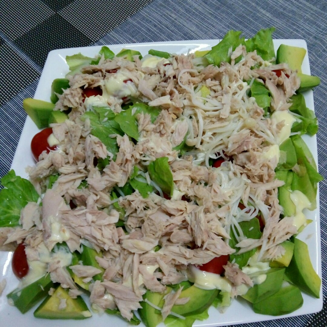 基础但靠谱的金枪鱼牛油果沙拉