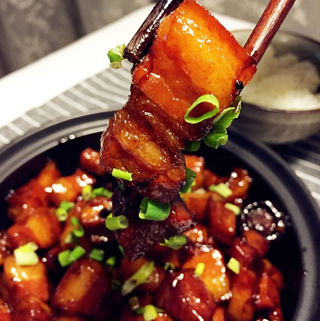 企鹅村村长思密达做的吃着碗里望着锅里的红烧肉