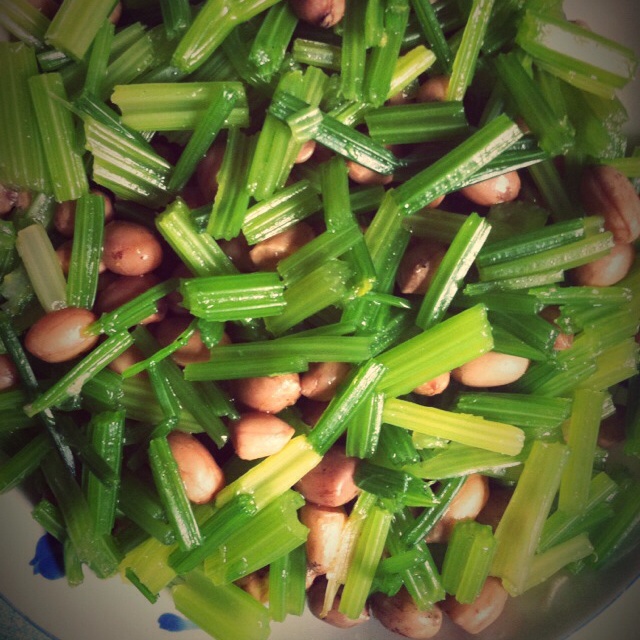 凉拌西芹花生米