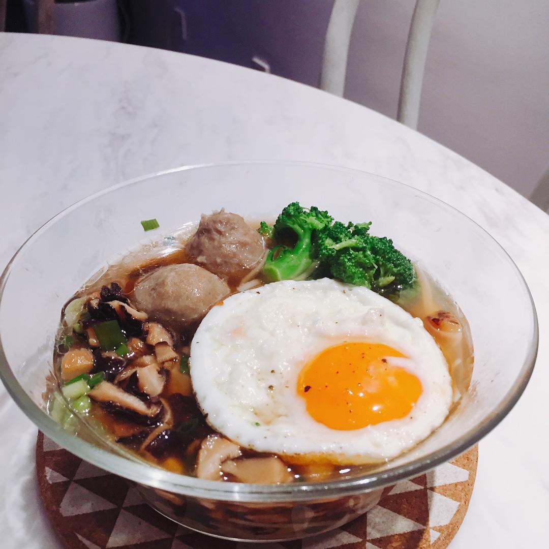 菌汤面条 看得见的香菇 尝得到的鲜美 这才是真正的菌汤
