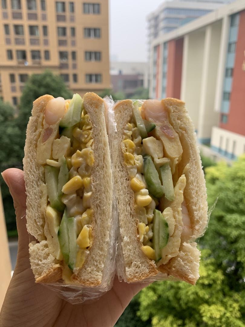 滑蛋虾仁三明治