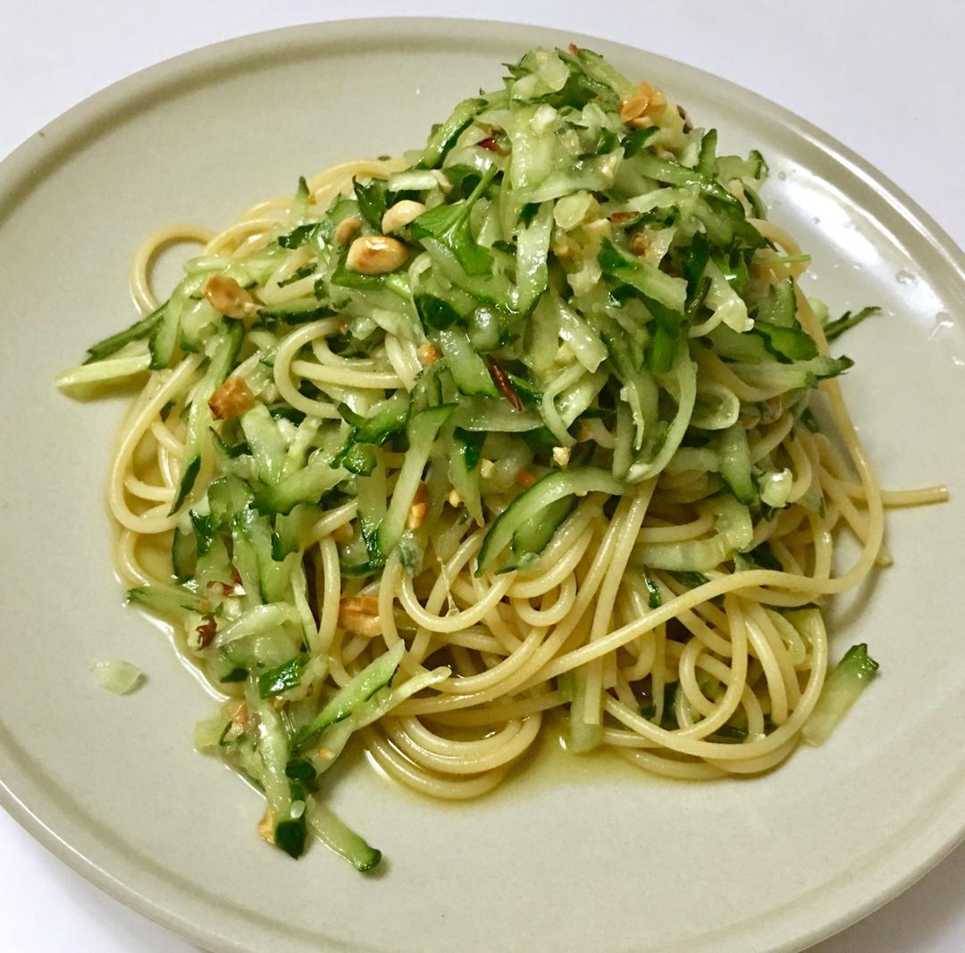 渣渣舒做的黄瓜芝香凉拌面丨健康·三餐