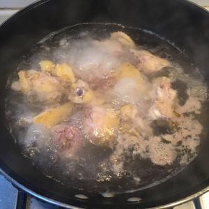 板栗炖鸡的做法 步骤1