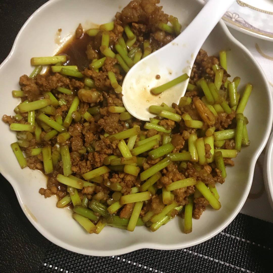 蒜苔炒肉末，三碗米饭都不够吃