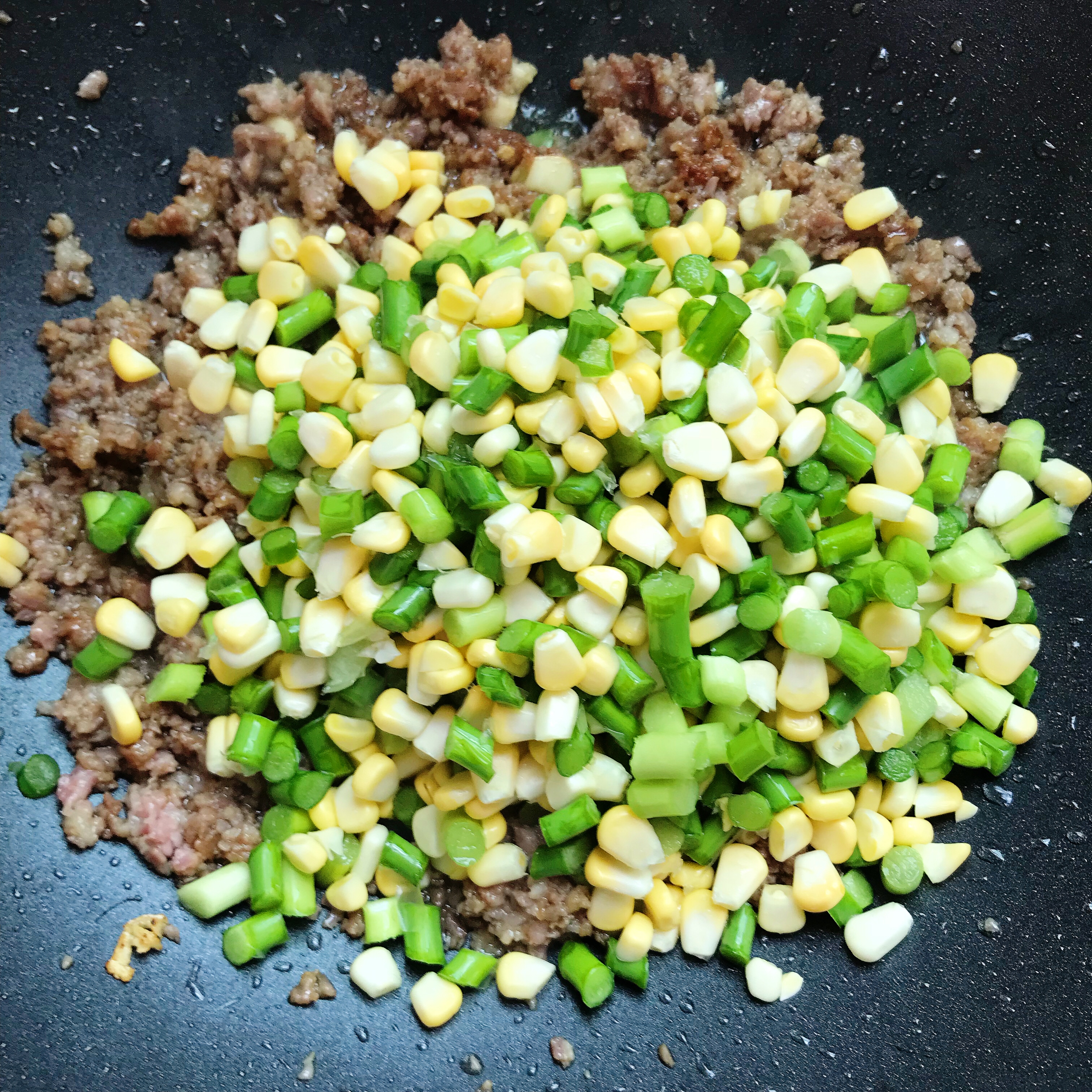 蒜芯玉米粒炒肉的做法 步骤6