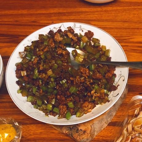 蒋沫沫沫沫做的肉末西芹(超下饭)