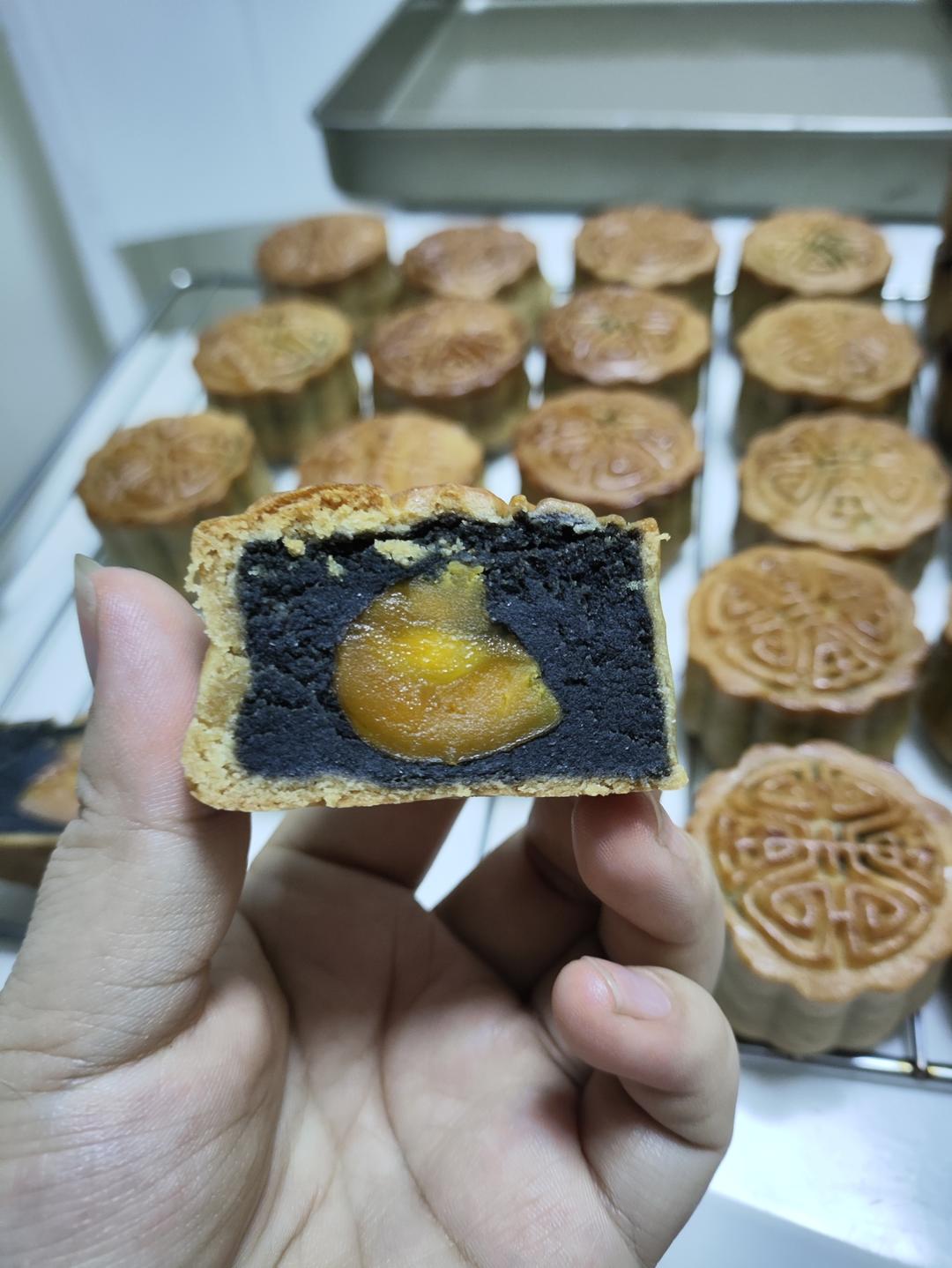 广式月饼—蛋黄芝麻月饼