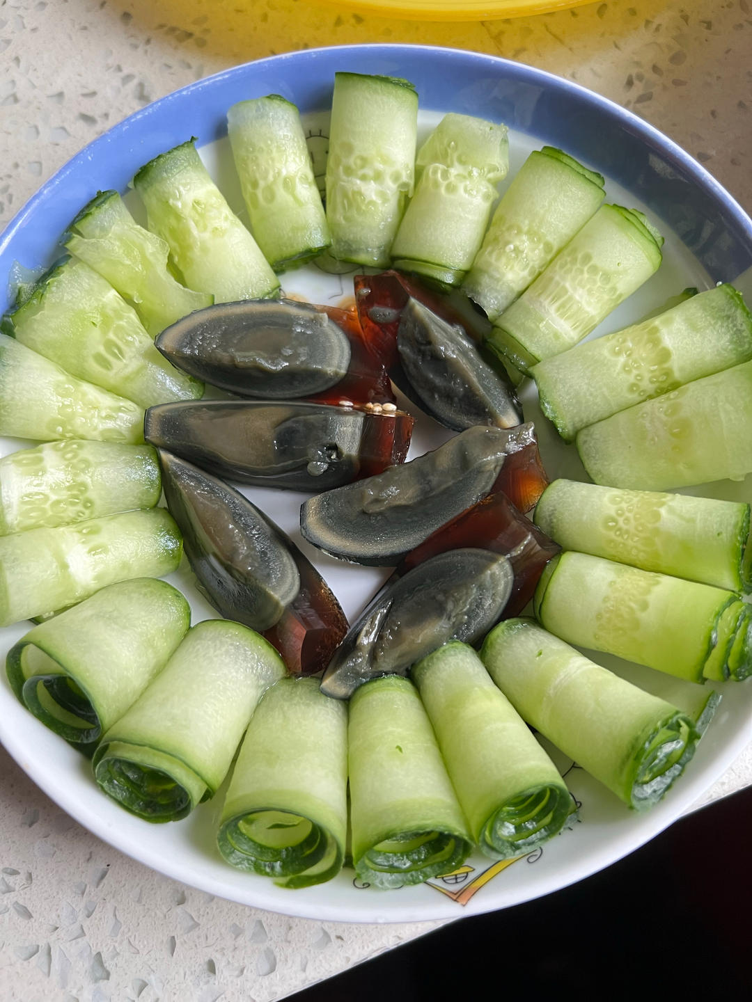 两种常见食材/做颜值担当的「凉拌皮蛋黄瓜🥒」