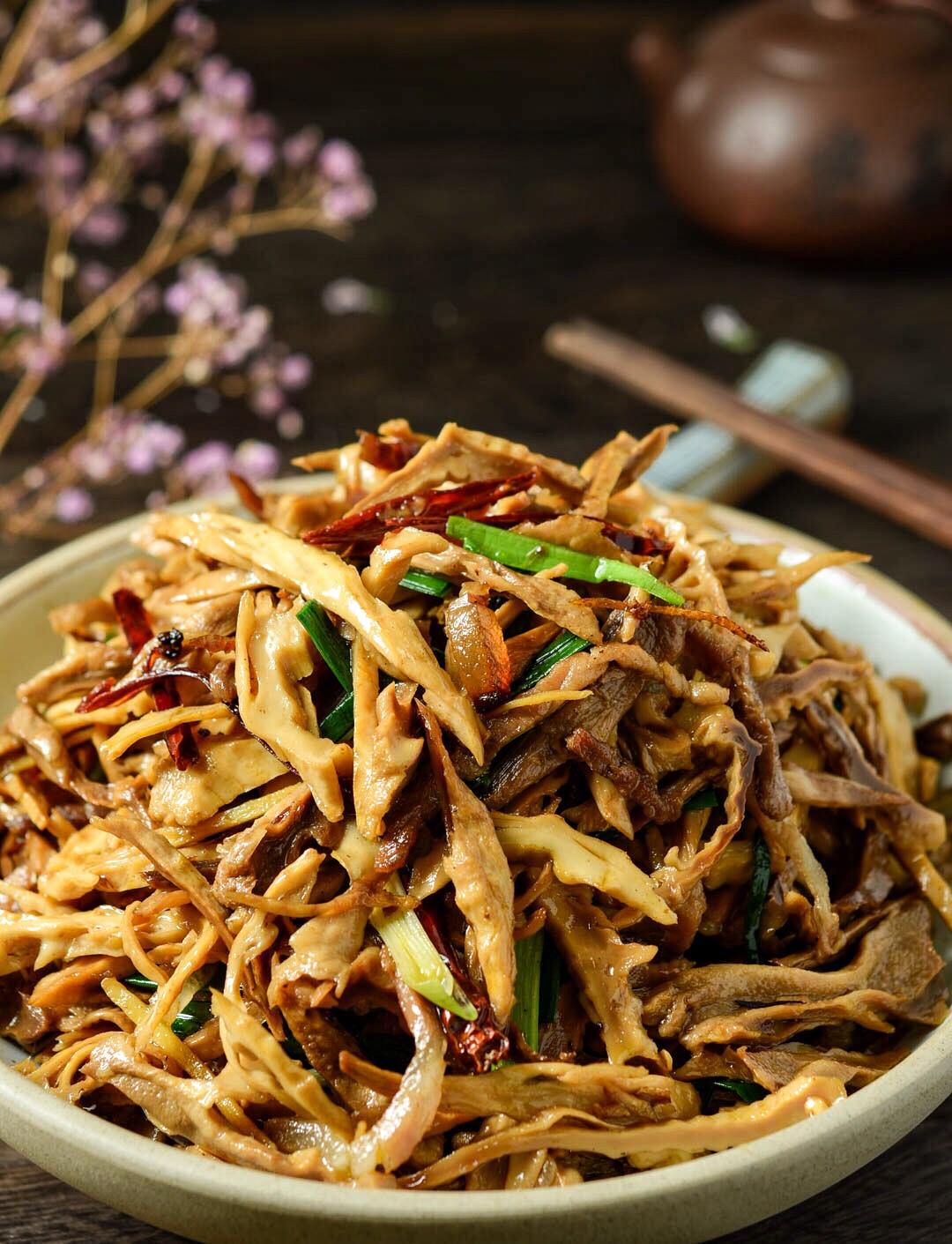 5勺白胡椒粉1勺糖1勺干煸腊肉笋丝的做法笋干提前泡发,泡发后