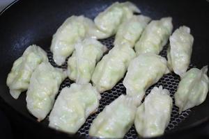 西葫芦鸡蛋煎饺的做法 步骤4