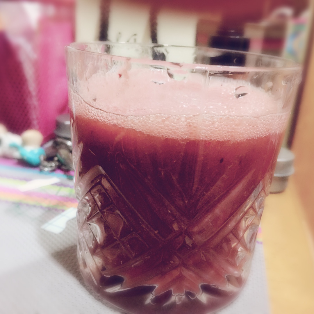 鲜榨夏黑葡萄汁