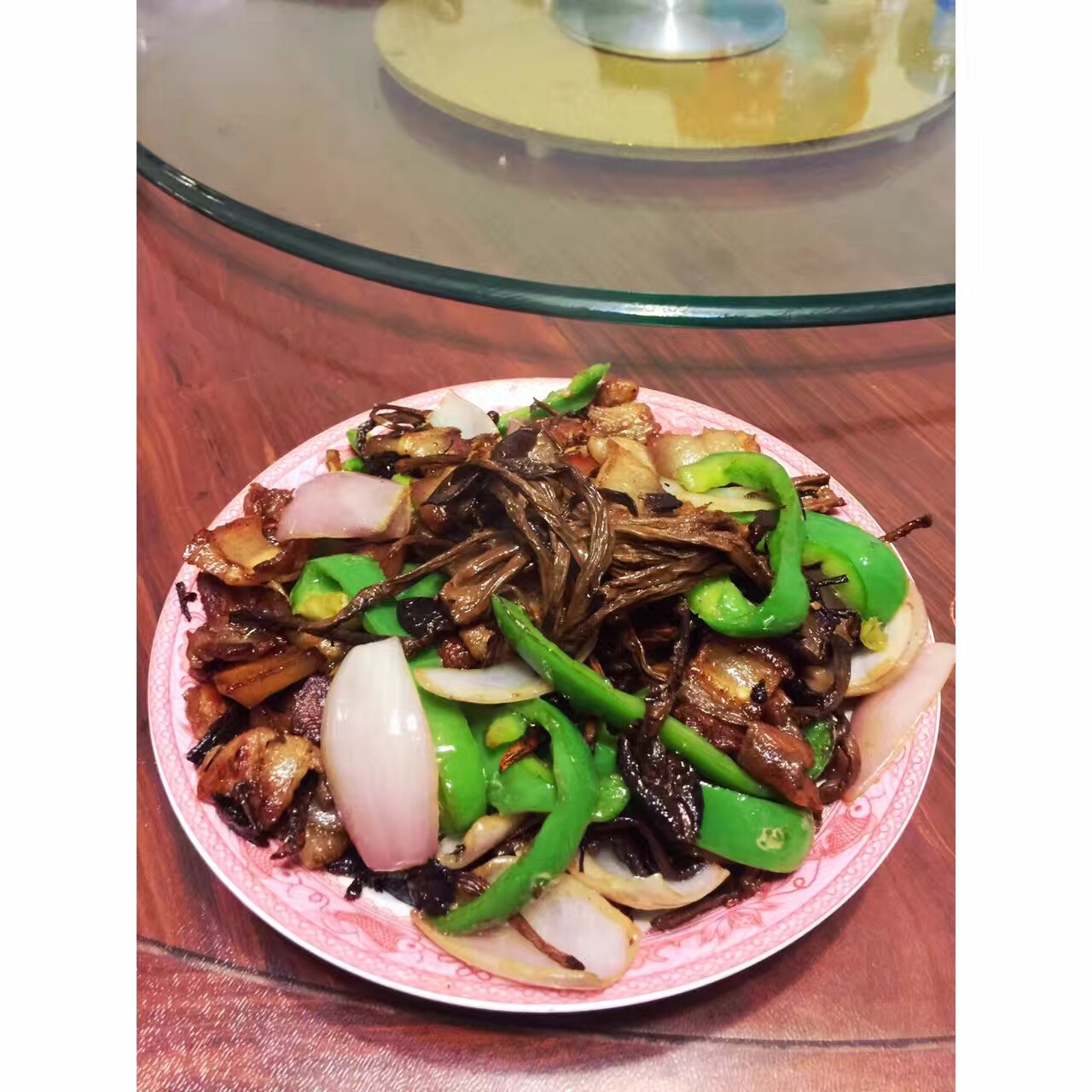 五花肉干锅茶树菇