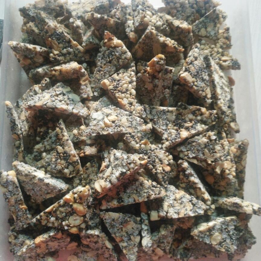 小时妈妈常做的香酥芝麻花生片