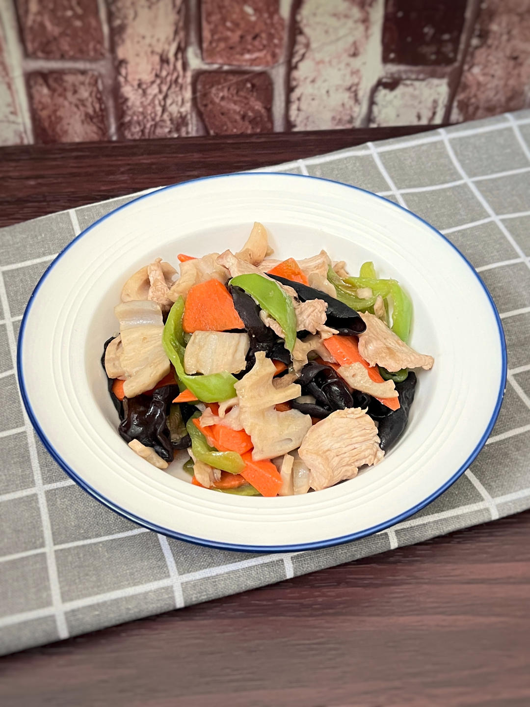 【春季“养肺”】荷塘什锦小炒肉的做法