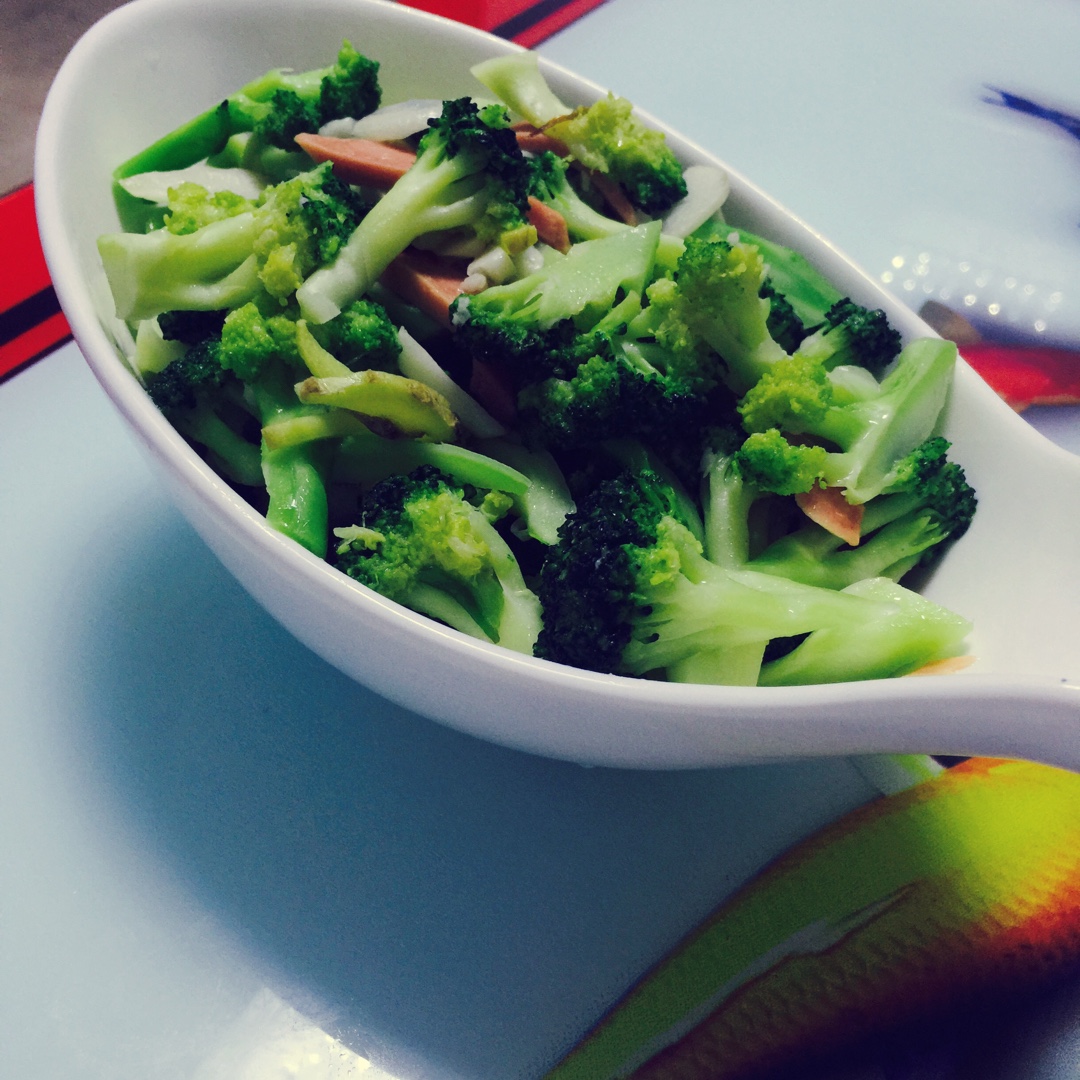 蒜香西兰花炒脆皮肠