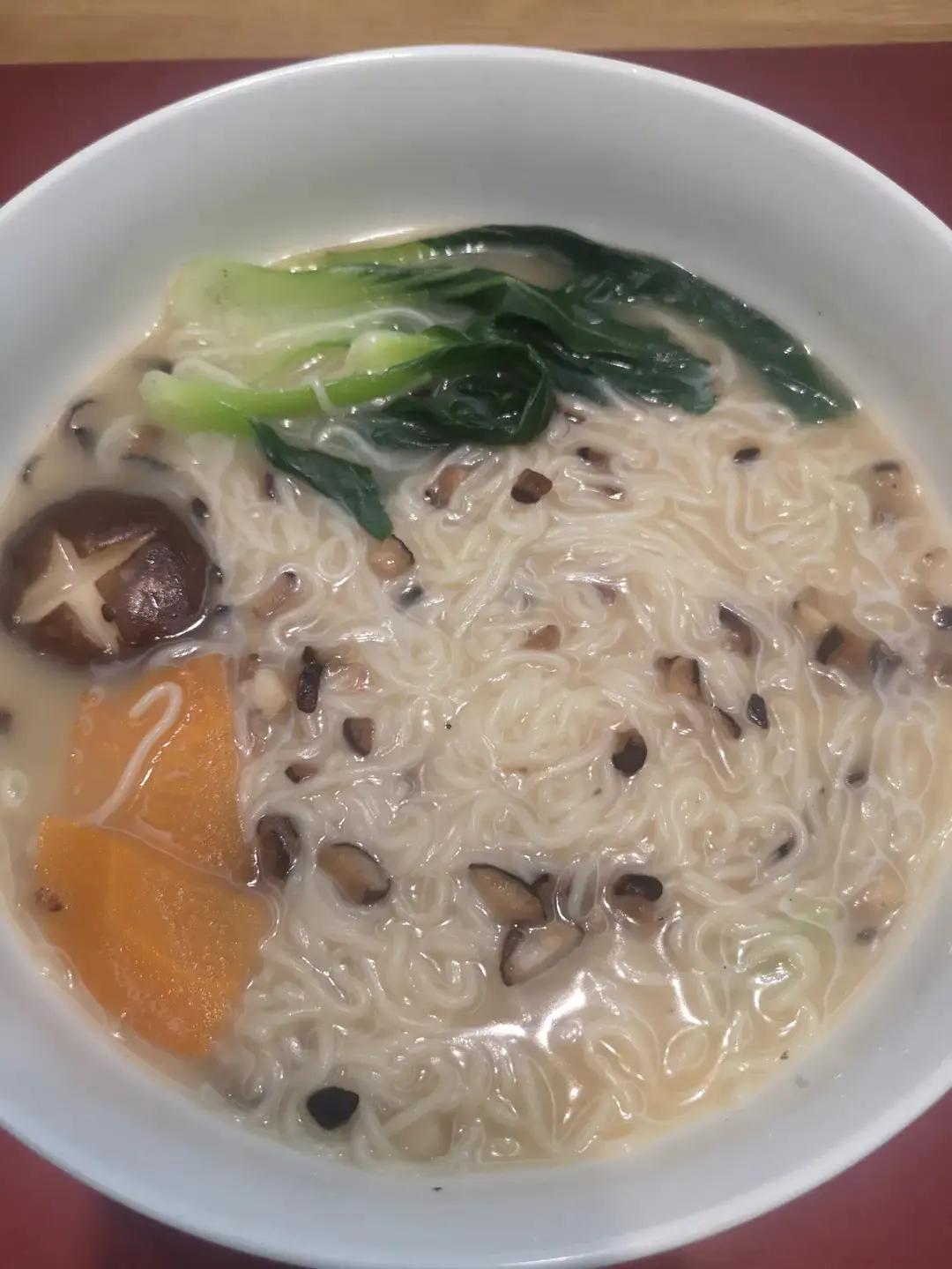 菌汤面条 看得见的香菇 尝得到的鲜美 这才是真正的菌汤